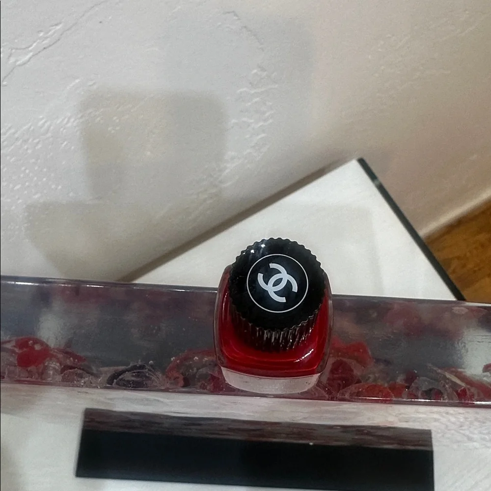Limited Edition Chanel LE VERNIS LONGWEAR NAIL COLOUR  913 ROUGE INTEMPOREL RED